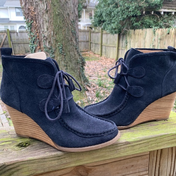 Lucky Brand Moccasin Style Wedge Bootie *Rare* Navy Blue Color - Picture 4 of 8